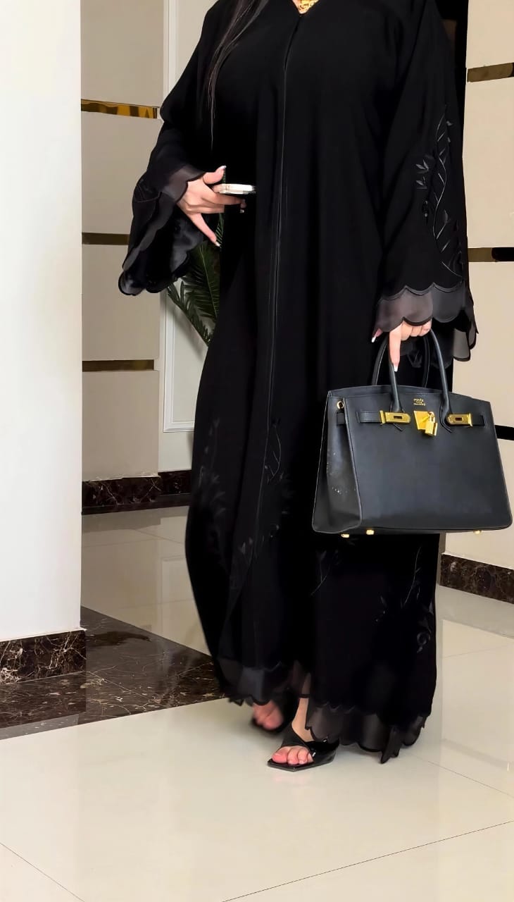 عباية لجين نص كلوش كورية فاخرة بتطريز ودانتيل