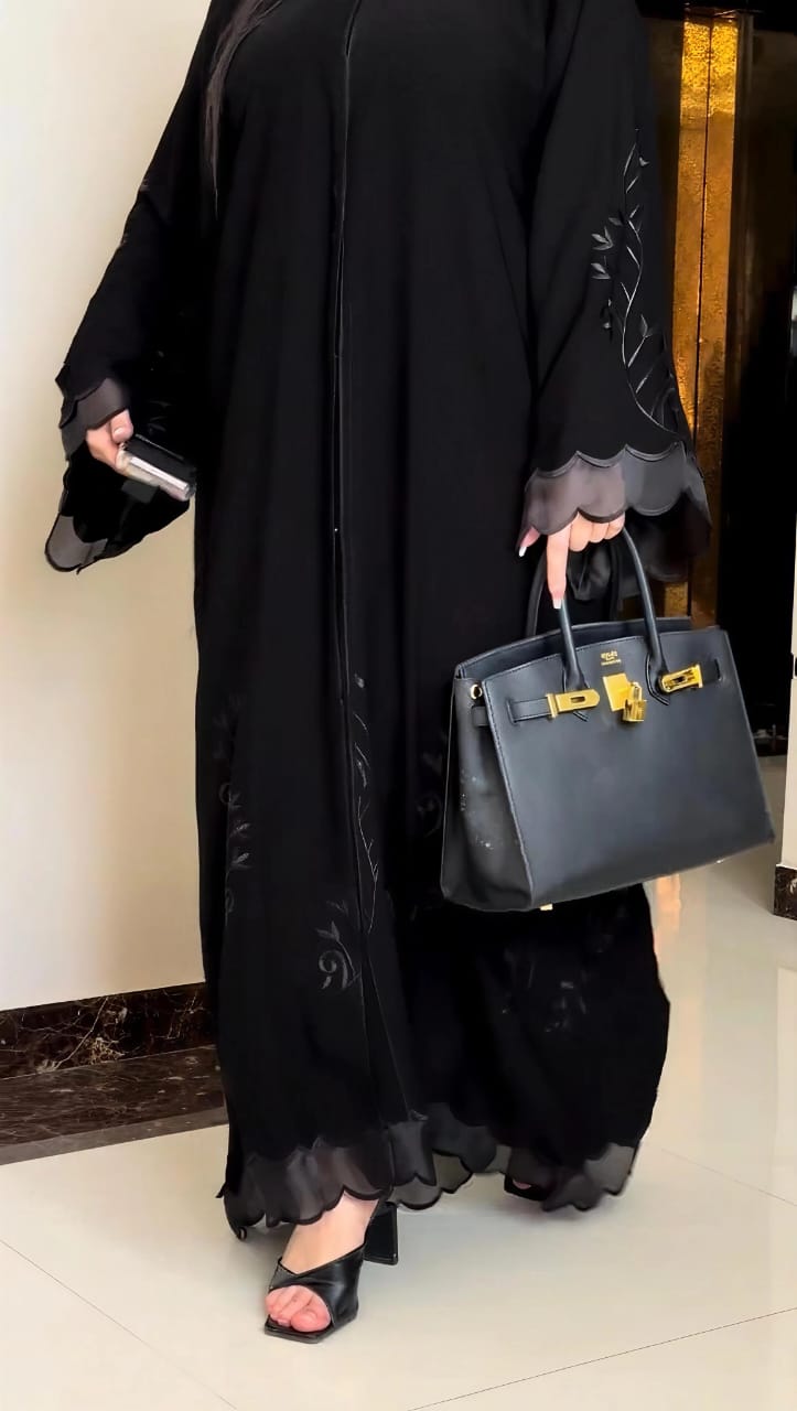 عباية لجين نص كلوش كورية فاخرة بتطريز ودانتيل